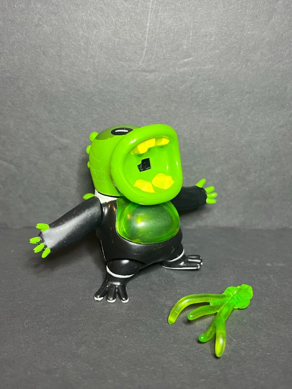 Bandai Cartoon Net. 2007 Ben 10 Battle Upchuck Action Figure w/ Green Plasma 3"
